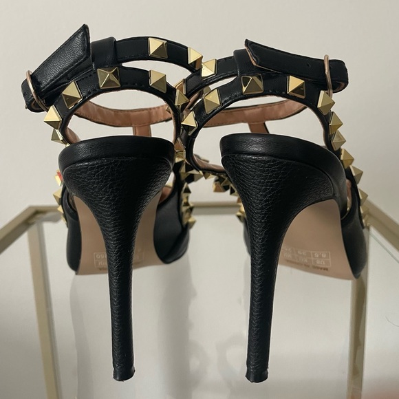 Like new!!VOCOSI High Heels rivet pumps, Size 8.5 - Picture 3 of 4